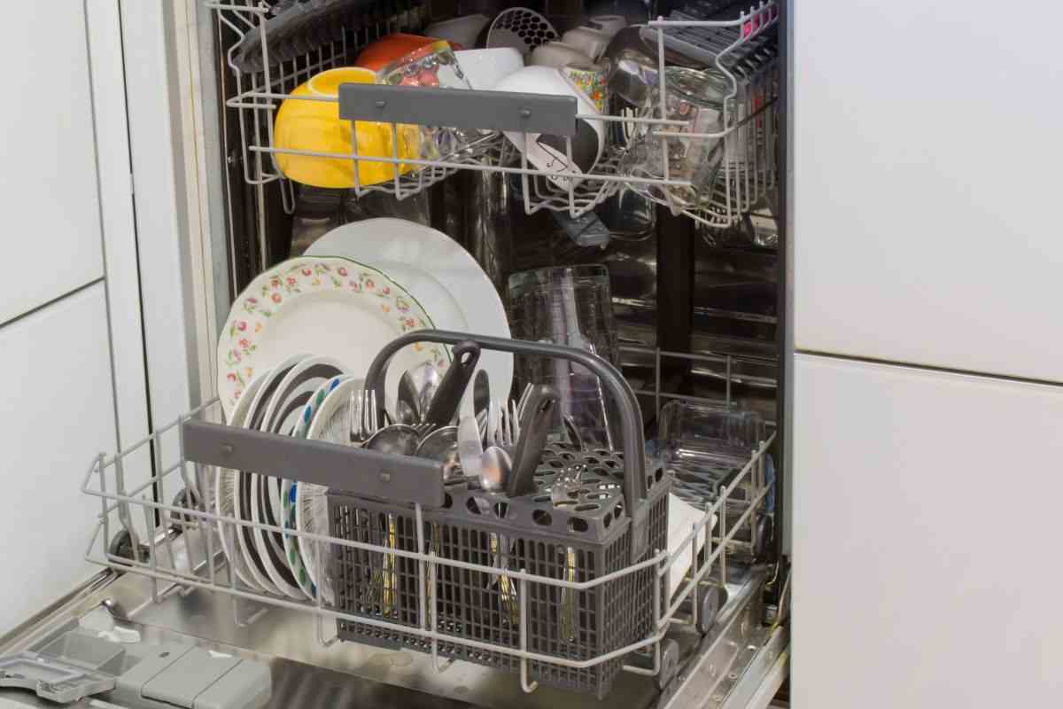 Lavastoviglie, l'errore che lascia i piatti sporchi (e non te ne accorgi)